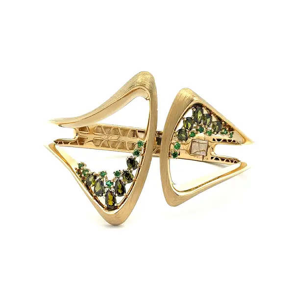 Goldenes Damenarmband mit grünen Steinen