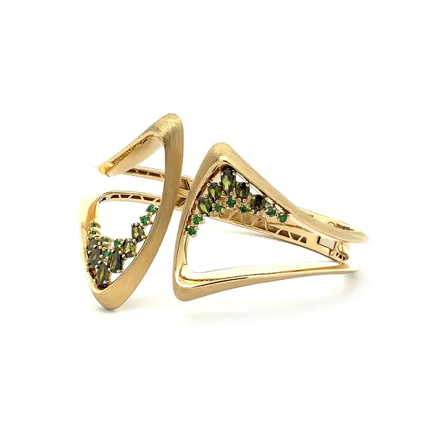 Goldenes Damenarmband mit grünen Steinen