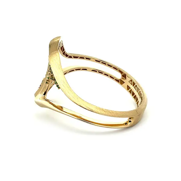 Goldenes Damenarmband mit grünen Steinen