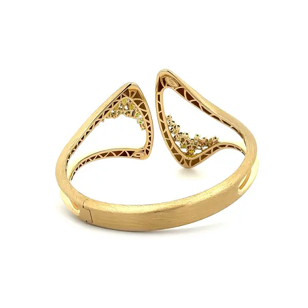 Goldenes Damenarmband mit grünen Steinen