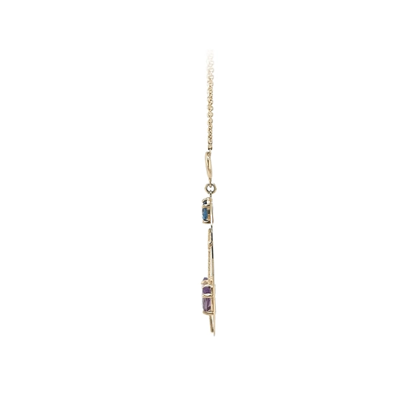 Gold-Halskette mit farbigen Steinen