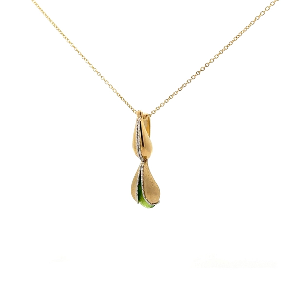 Goldene Halskette mit grünem Stein