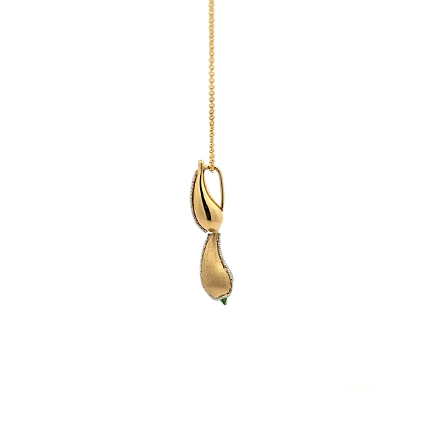 Goldene Halskette mit grünem Stein