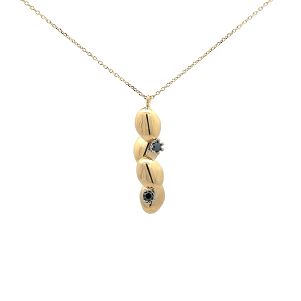 Goldene Halskette mit schwarzen Steinen