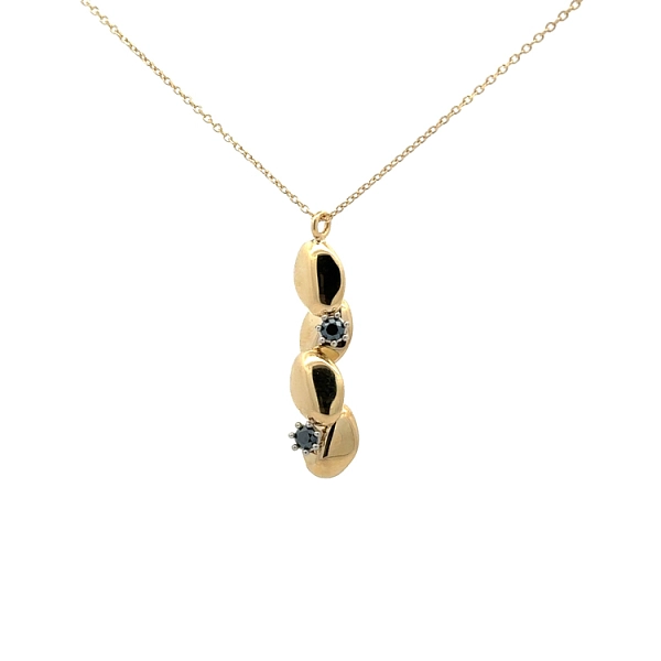 Goldene Halskette mit schwarzen Steinen