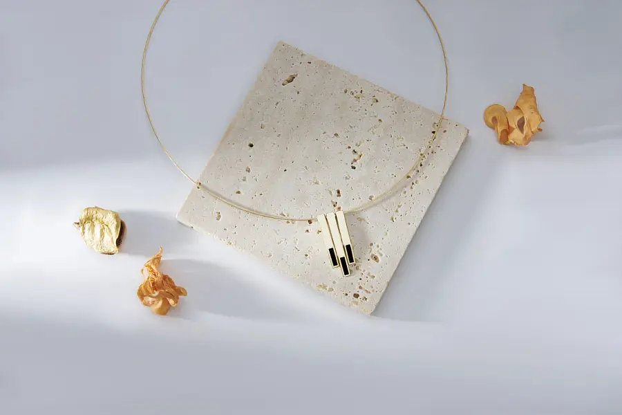 Gold-Halskette mit Emaille