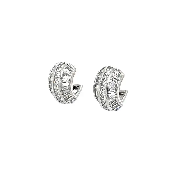 Runde Ohrringe mit Zirkonen aus Weißgold