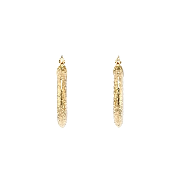 Goldene Creolen mit Gravurmuster