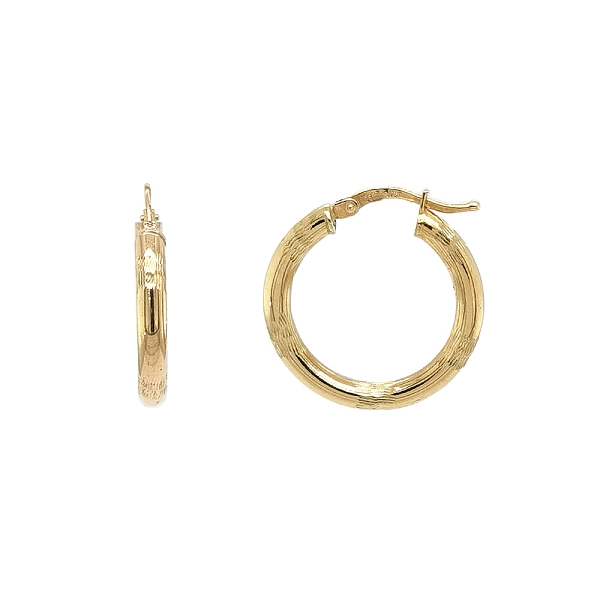 Goldene Creolen mit feinem Muster