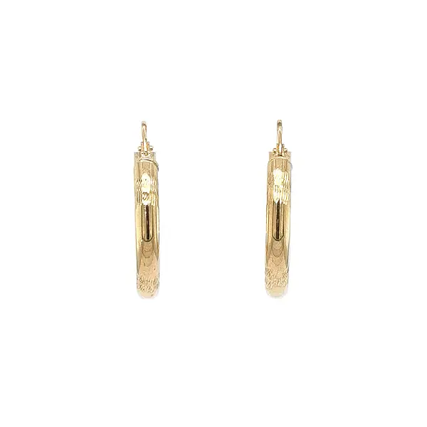 Goldene Creolen mit feinem Muster