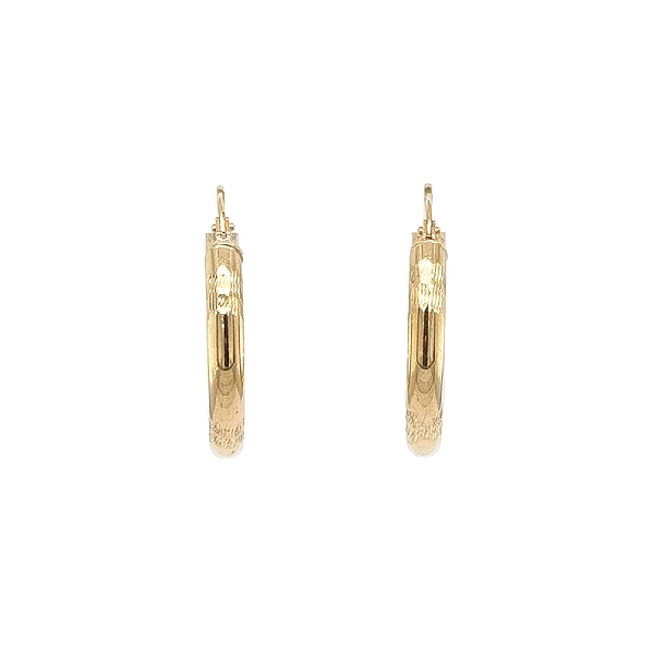 Goldene Creolen mit feinem Muster