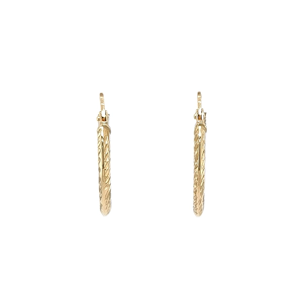 Elegante Creolen aus Gelbgold mit feinem Muster