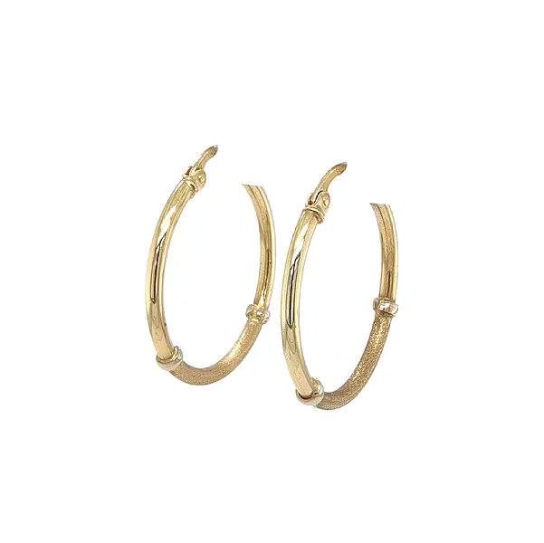 Unverwechselbare runde Ohrringe mit einer Kombination aus Glanz und Matte