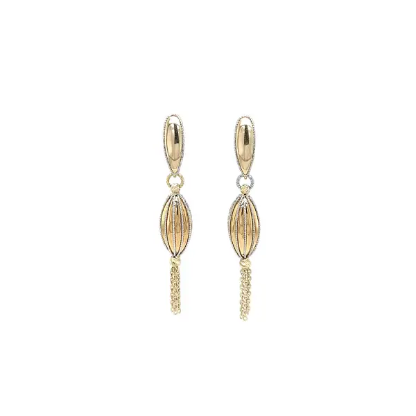 Goldfarbene Ohrringe mit Anhänger