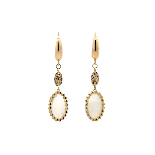 Goldene Ohrringe mit Perlenkette