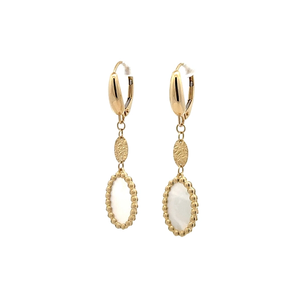 Goldene Ohrringe mit Perlenkette