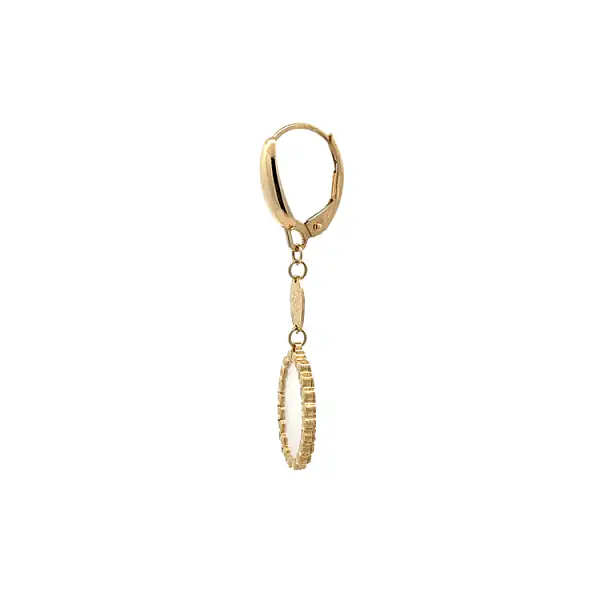 Goldene Ohrringe mit Perlenkette