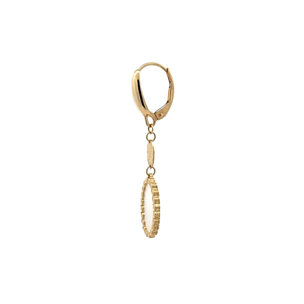 Goldene Ohrringe mit Perlenkette