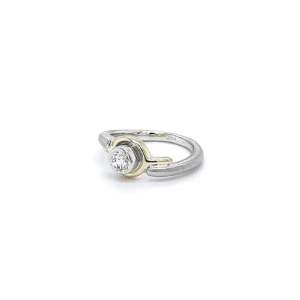 Ring mit Zirkon aus Kombinationsgold