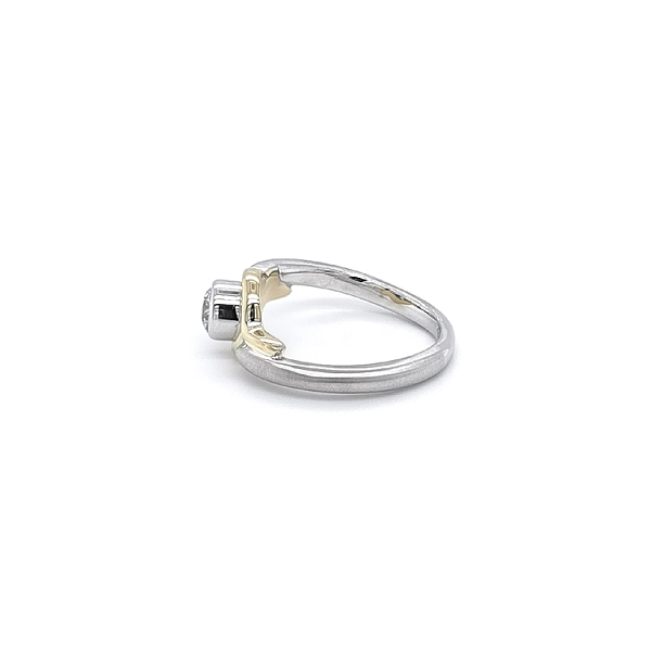 Ring mit Zirkon aus Kombinationsgold