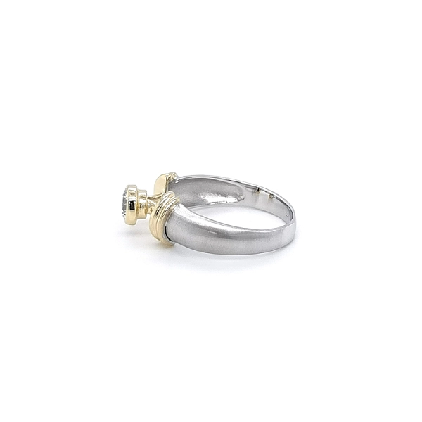Ring mit Zirkon aus Kombinationsgold