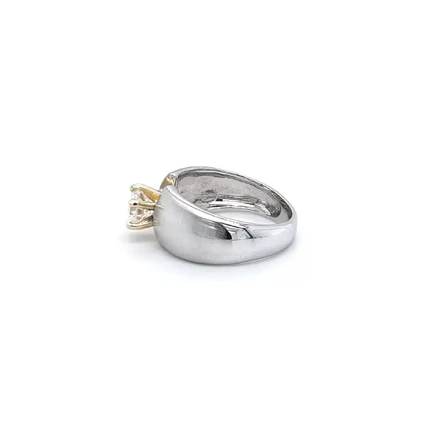 Verlobungsring mit Zirkon aus kombiniertem Gold