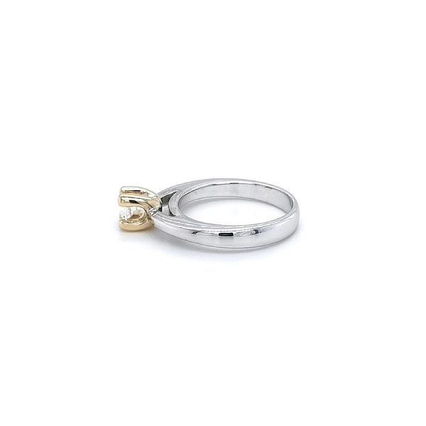 Verlobungsring mit Zirkon aus kombiniertem Gold