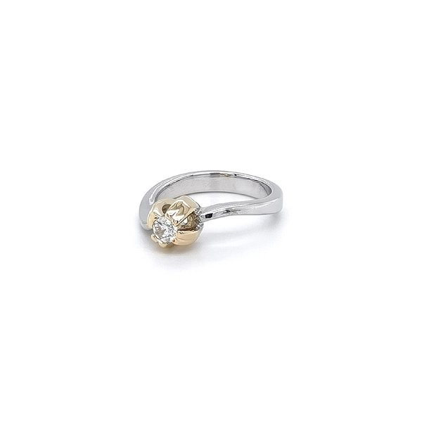 Ring mit Zirkon aus Kombinationsgold