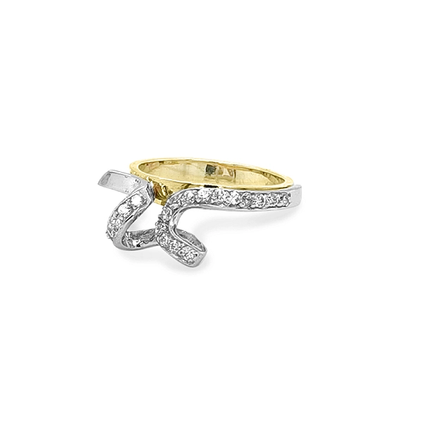 Goldring mit Zirkonen