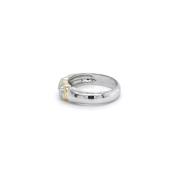 Ring mit Zirkonias in Gold-Kombination