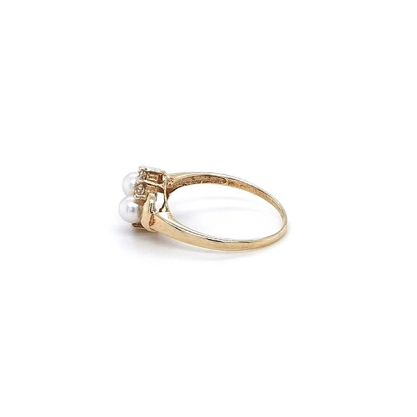Goldring mit Perlen und Zirkonen