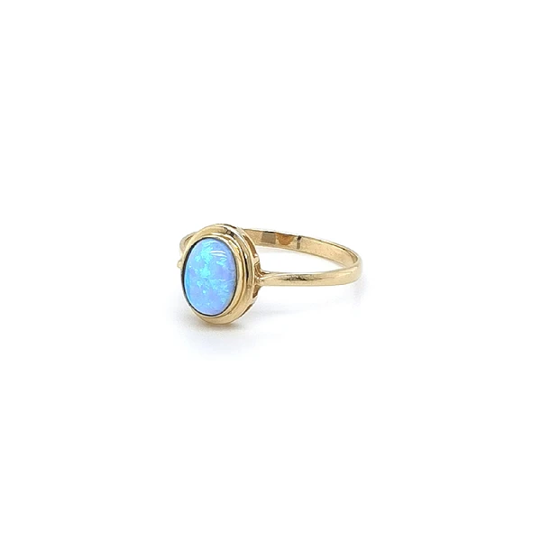 Goldring mit blauem Opal