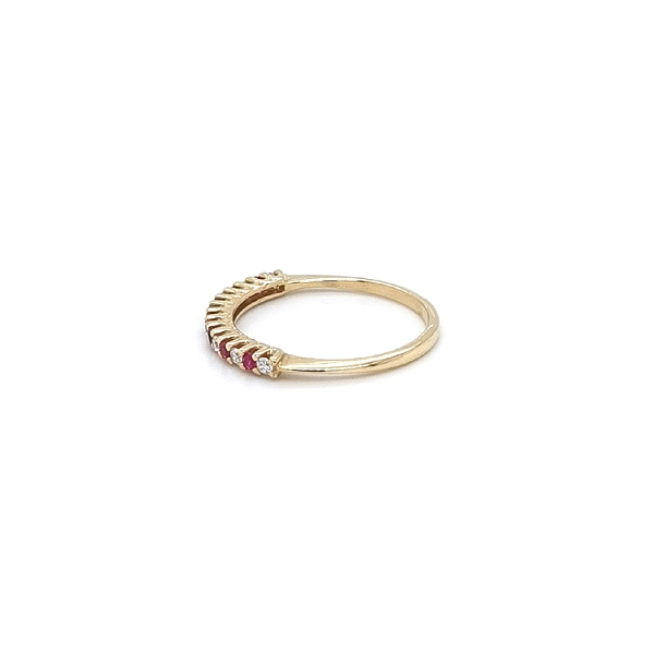 Goldring mit roten Steinen