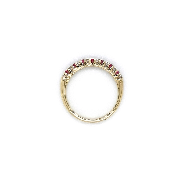 Goldring mit roten Steinen