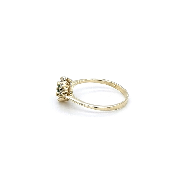 Goldring mit grünem Stein