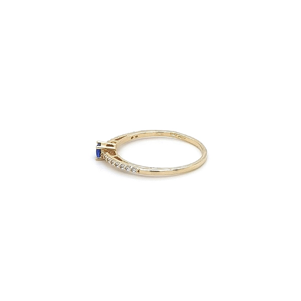 Goldring mit blauem Stein