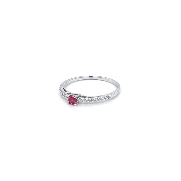 Ring mit rotem Stein in Weißgold