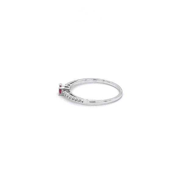 Ring mit rotem Stein in Weißgold