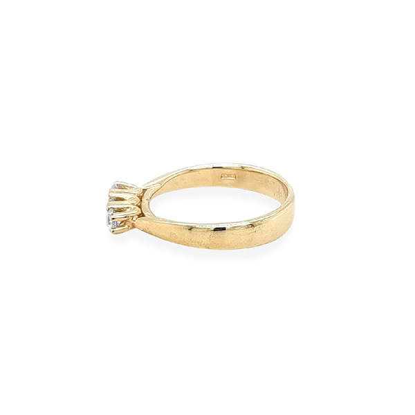 Goldring mit Zirkonen