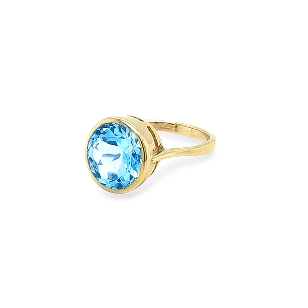 Goldring mit blauem Stein