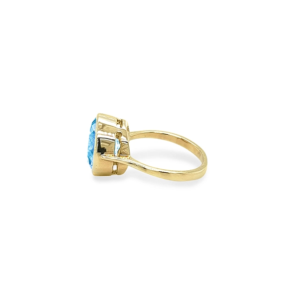 Goldring mit blauem Stein