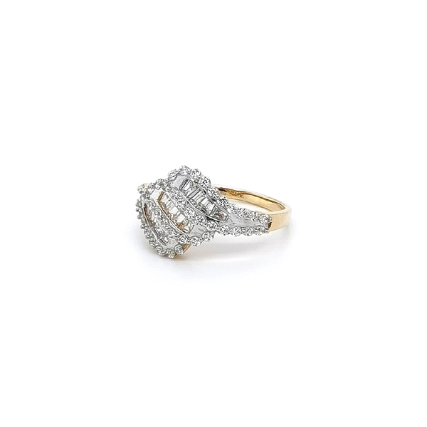 Ring mit Zirkonias in Gold-Kombination