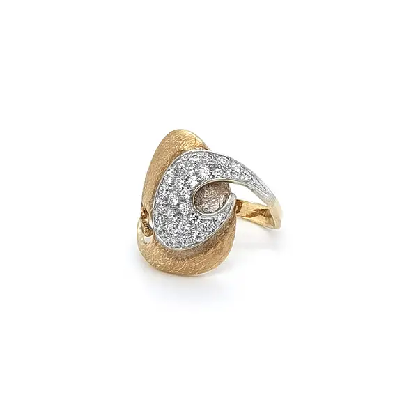 Ring mit Zirkonias in Gold-Kombination
