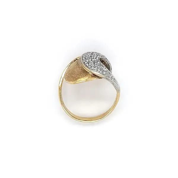 Ring mit Zirkonias in Gold-Kombination