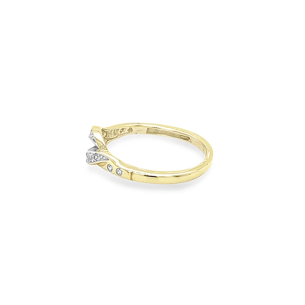 Goldring mit Zirkonen