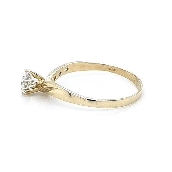 Verlobungsring mit Zirkonen aus Kombinationsgold