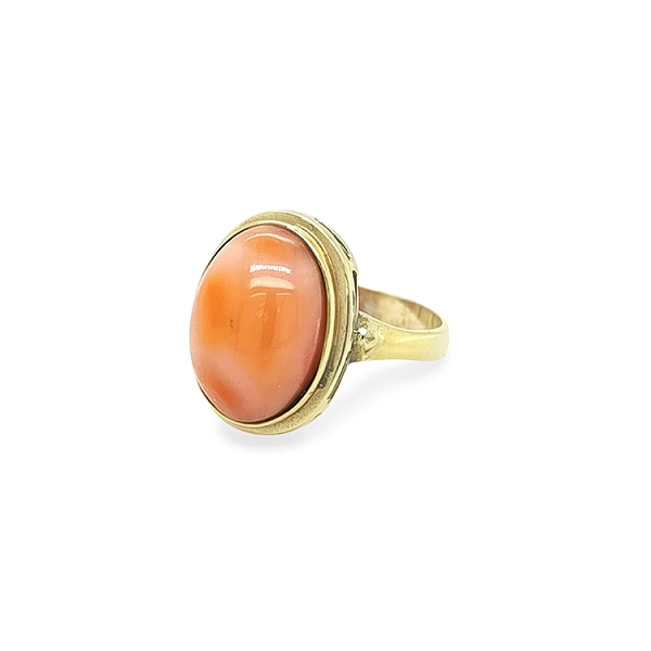 Goldring mit Koralle