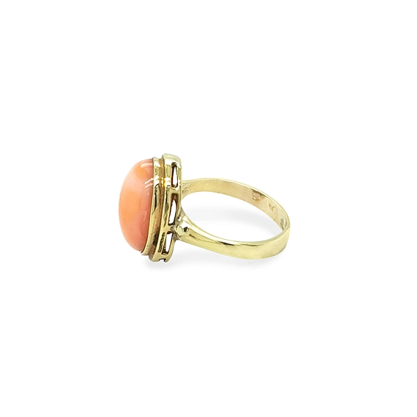 Goldring mit Koralle
