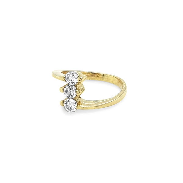Goldring mit Zirkonen
