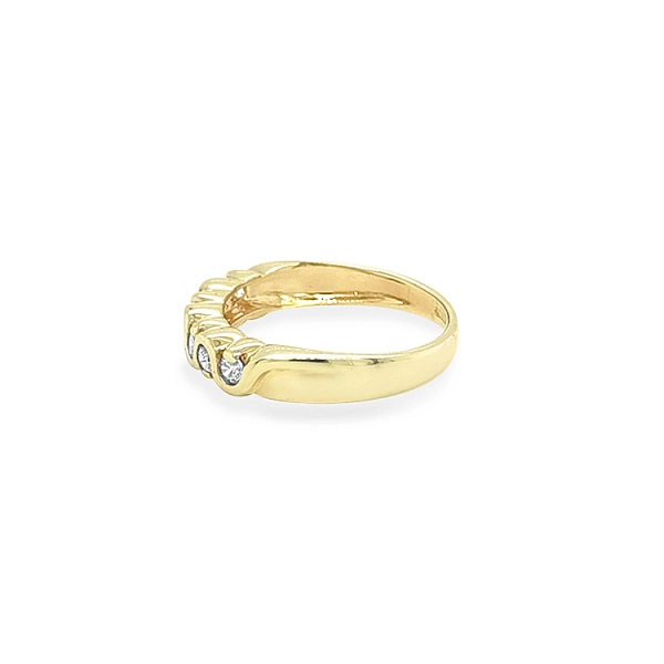 Goldring mit Zirkonen